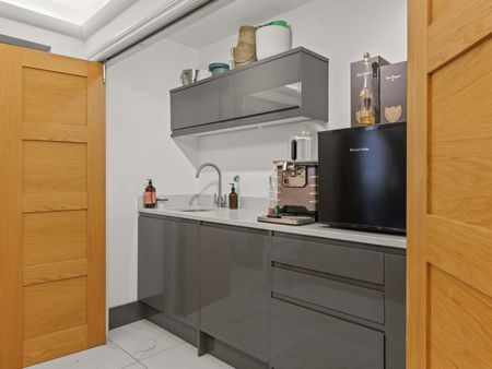 Flat to rent on - Photo 2