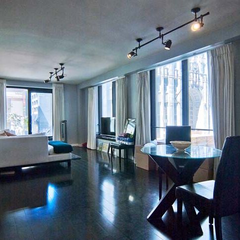 MODERN 1 BEDROOM APARTMENT IN CENTRAL TORONTO - Photo 1