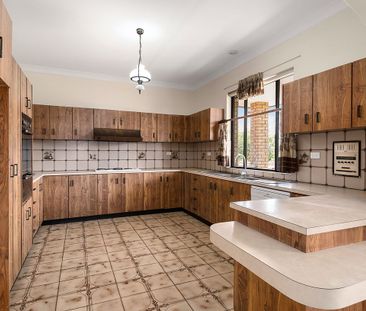 Huge Family Home - Photo 3