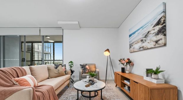 Modern and Spacious Two Bedroom Apartment 300M From Train Station and Shops - Photo 1