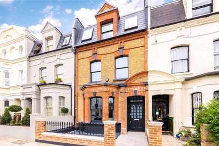 A remarkable five bedroom family home, meticulously refurbished to the highest standards - Photo 3