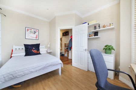 2 bedroom flat in London - Photo 5