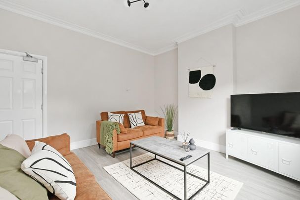 4 bedroom terraced house to rent - Photo 1