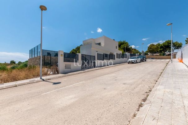 Modern villa with mountain views and private swimming pool in Alfaz del PI - Photo 1