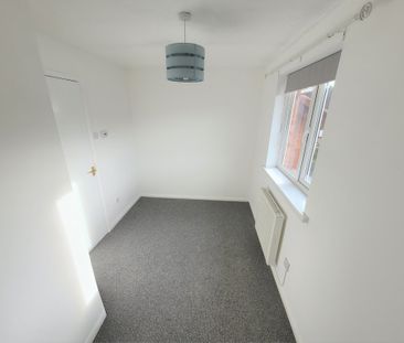 2 bedroom mid terrace to let - Photo 2