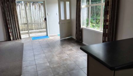 Four Bedrooms/ 2 Bathrooms & Double Garage - Photo 2