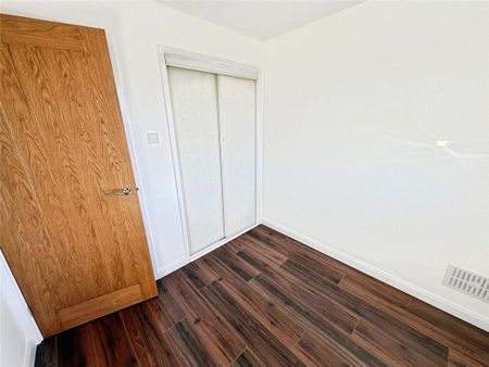 4 bedroom detached house to rent - Photo 5