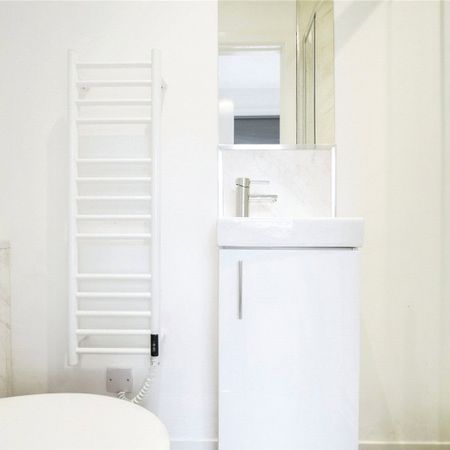 4 Bedroom House - Photo 4