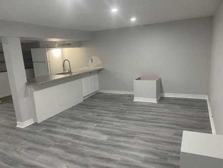 For Lease - 2257 Hanbury Court, Burlington, Ontario - Photo 4