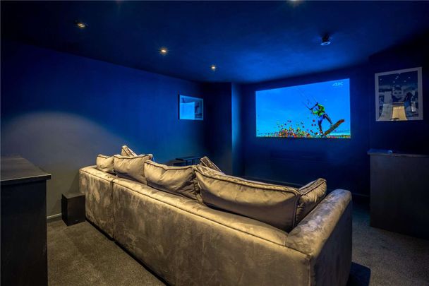 Exquisite "turn key" luxury property with cinema, gym and sauna in exclusive Hale location - Photo 1