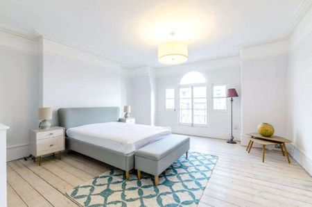 Four bedroom flat situated on the third floor of a charming period conversion - Photo 3