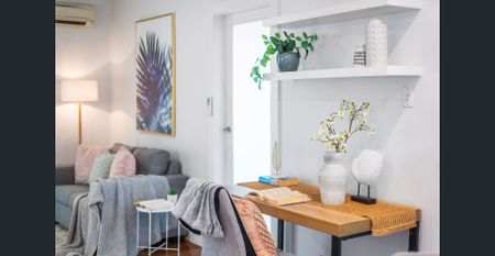 Villa-Like, Spacious and Private Sun-Kissed Garden Apartment in a Resort Style Complex, Central Location - Photo 2