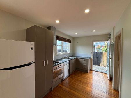 Charming 2-Bedroom Home in Riccarton: Ideal Location for Modern Living! - Photo 3