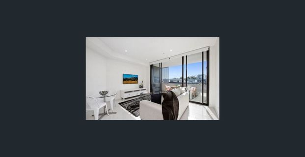 Modern One Bedroom apartment with separate study area - Photo 1