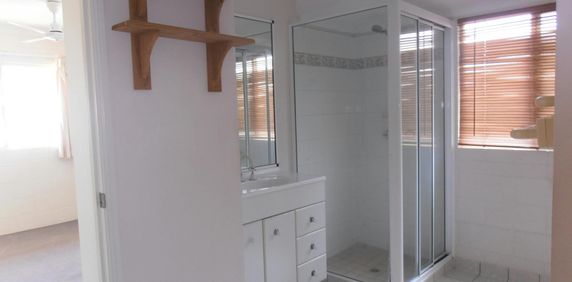 Spacious unit in great location - Photo 2