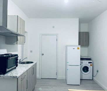 Self contained studio next to Gants hill tube station-£1100 inclusi... - Photo 1