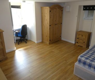 8 bedroom semi-detached house to rent - Photo 3