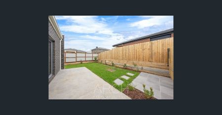 Stylish Townhome Offering Comfort and Space! - Photo 3