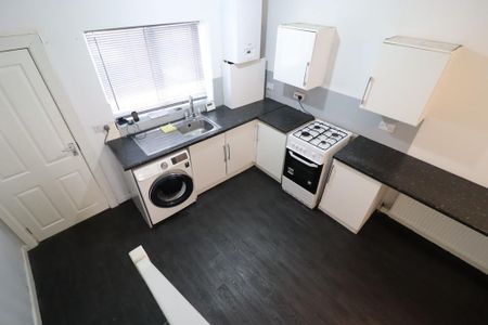 2 bedroom end of terrace house to rent - Photo 3