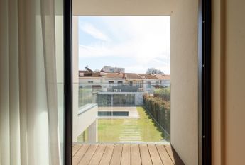 Moradia V5 em Senhora da Hora com jardim e piscina