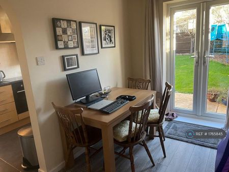 3 bedroom semi-detached house to rent - Photo 2