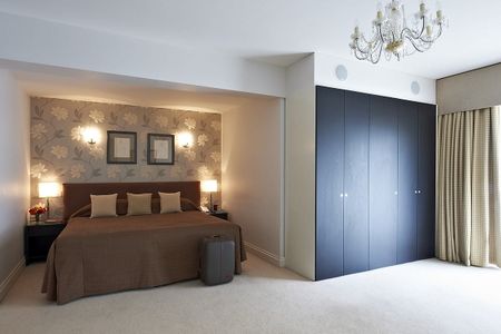 A selection of three bedroom apartments situated in this well kept 1930`s private residential block of 120 apartments, many with views over St James`s Park. - Photo 2