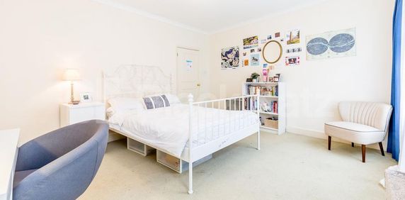 Spacious 4 bed 2 bath within a private modern development mins to ucl - Photo 2