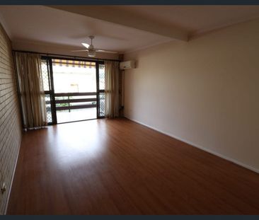 Fantastic 2 Bedroom Unit Located in a Great little spot! - Photo 2