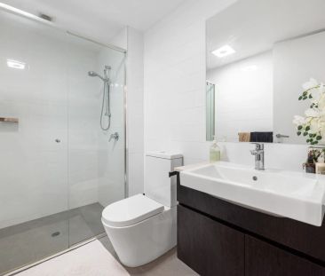 Modern Apartment with Leafy Courtyard Living - Photo 5