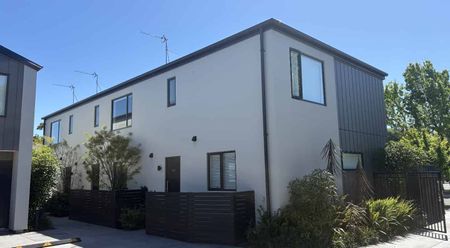 Stylish Townhouse On The CBD Fringe - Photo 2