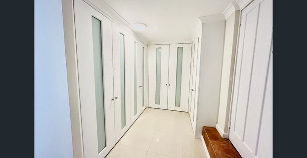 Spacious Granny Flat - Minute Walk to Rail - Photo 1