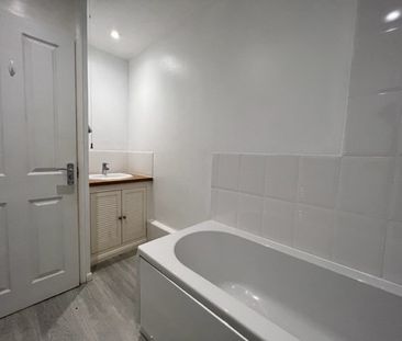 Sandy Lane, Farnborough, GU14 - Photo 4