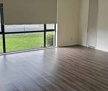 Executive Family Home - 4 bedroom, 3 bathroom - Photo 1