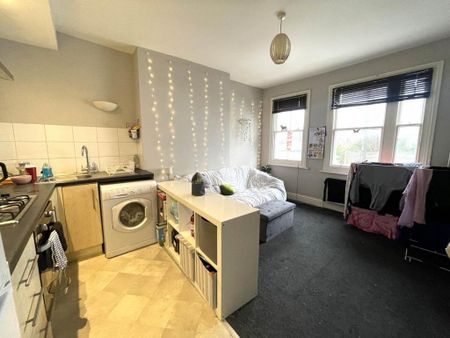 3 bedroom flat to rent - Photo 2