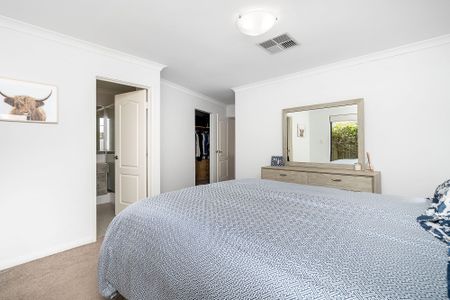 Stunning 3-Bedroom Residence in Karrinyup - Modern Design, Convenient Living! - Photo 2