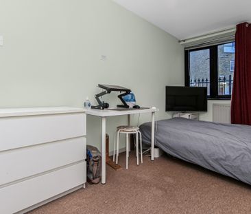 3 Bed flat with excelent transport links Room A - Photo 4