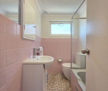 CONVENIENTLY LOCATED TWO-BEDROOM UNIT WITH SUNNY ASPECT - Photo 3