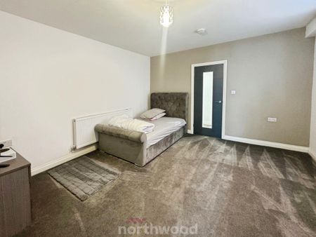 4 bedroom semi-detached house to rent - Photo 2