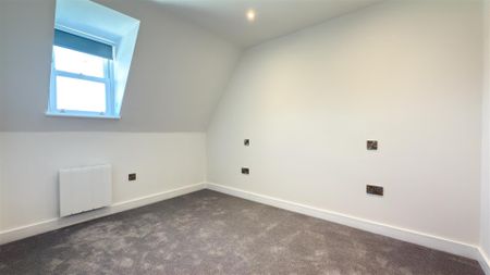3 Bedroom Apartment - Penthouse - Photo 3
