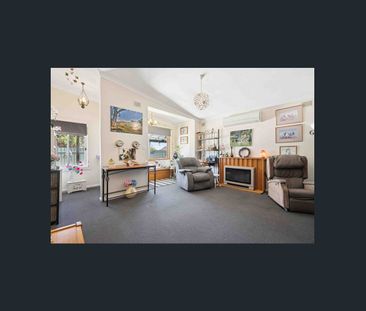 Spacious & Versatile Family Home with Studio - Photo 3