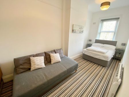 2 bedroom flat to rent - Photo 2