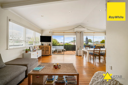 Charming Family Home in Blockhouse Bay - Photo 3