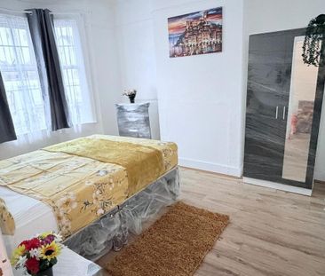 4 bedroom semi-detached house to rent - Photo 3