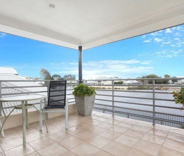Magnificent water-front residence with so much to offer ! - Photo 5