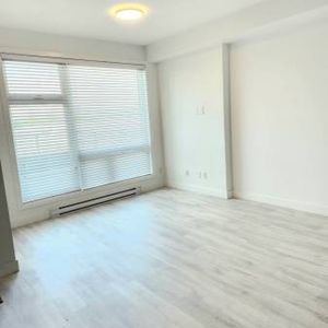 Bright 1 Bedroom + 1 Den Apartment - Photo 2