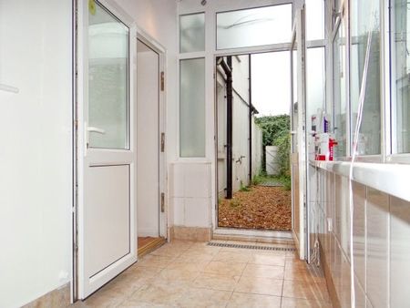 Victoria Road North, Southsea - Photo 5