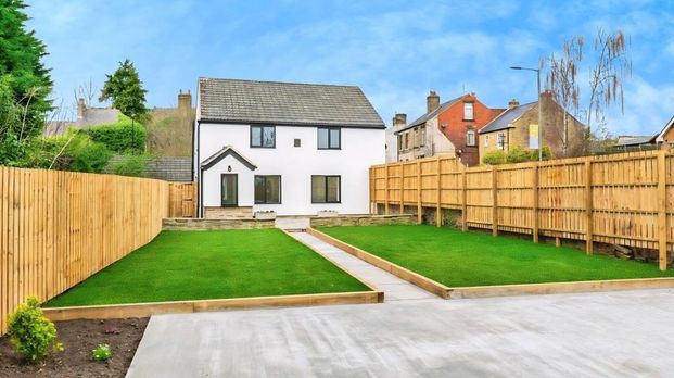 4 bedroom detached house to rent - Photo 1