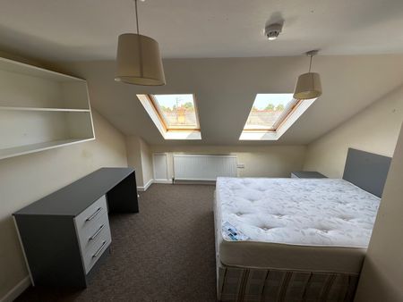 6 Bed Terraced House, Pitcroft Avenue, RG6 - Photo 3