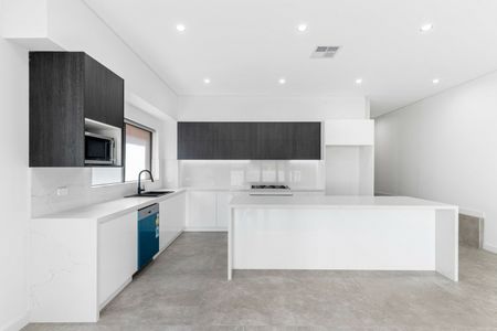 Ultra Modern 4 Bedroom Duplex - Photo 4