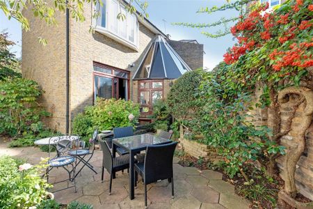 3 bedroom mews to rent - Photo 4